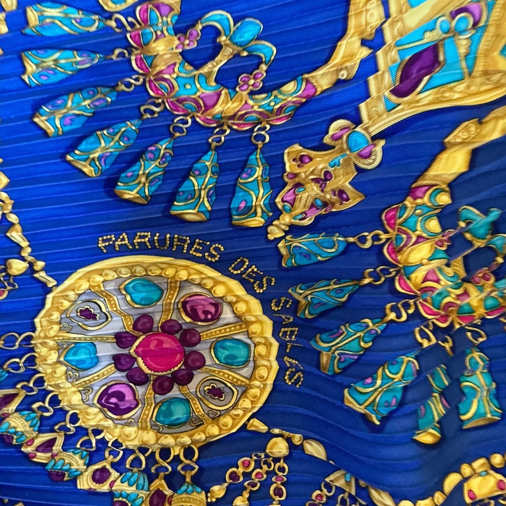 Hermes Plisse Parues Des Sables Scarf. Comes with box and COA
